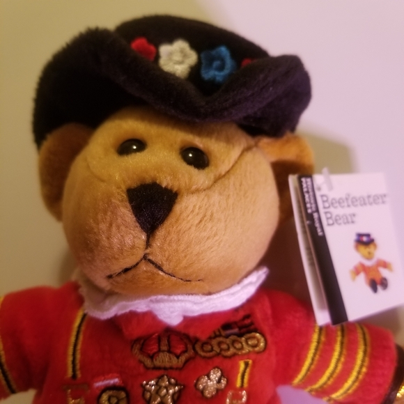593B NWT Plush Soft Stuffed Tower of London Beafeater Bear Authentic Collectible - Picture 3 of 11